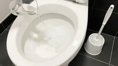 Wystarczy pół szklanki – a toaleta będzie jak nowa. Ciekawe sposoby czyszczenia starej armatury.