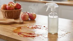 Jak wykorzystać ocet jabłkowy do sprzątania domu: gdzie się sprawdza, jak go rozcieńczać i gdzie nie należy ryzykować.
