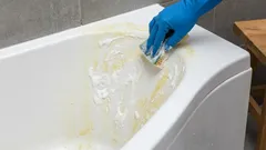 Jak usunąć żółte plamy z wanny bez użycia środków chemicznych? Ta domowa pasta Ci w tym pomoże.