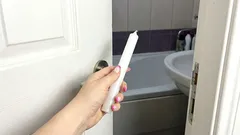  Raz w miesiącu idę do łazienki, zabierając ze sobą zwykłą świecę. To rozwiązuje od razu trzy problemy naraz.