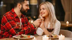 8 ukrytych sygnałów: jak rozpoznać, że komuś się podobasz