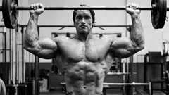 Jak zbudować sylwetkę w kształcie litery V: prosty plan na barki i górne plecy