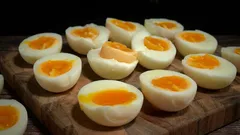 Dlaczego profesjonalni kucharze nigdy nie gotują jajek po zagotowaniu wody: sekret idealnego dania