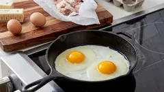 Dlaczego do przygotowania idealnej jajecznicy potrzebna jest zimna patelnia: technika, która odmieni Twój poranek