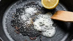 Stare garnki będą lśniły jak nowe: zapamiętajcie ten sposób na szybkie usunięcie przypalonych resztek