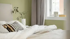  Dlaczego łóżko nie powinno być ustawione tak, by wezgłowie było skierowane w stronę okna: nie tylko z powodu przeciągów, ale także z powodu osłabienia poczucia bezpieczeństwa.