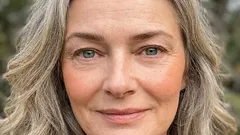 Jak wykonać idealny makijaż po 50. roku życia, aby nie wyglądać, jakbyś miała na twarzy maskę lub zbyt mocno się błyszczała.