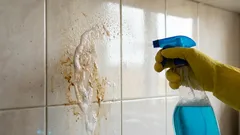 Usuwam tłuszcz z fartucha kuchennego bez użycia agresywnych środków chemicznych: ten środek radzi sobie z każdym zabrudzeniem