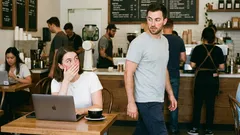 6 oznak, że ktoś jest zakochany, ale to ukrywa