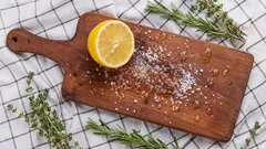 Jak zadbać o czystość i świeży zapach deski do krojenia: domowe sposoby, które masz już w kuchni.