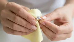 Złotnik pokazuje, jak wyczyścić biżuterię przy użyciu popularnego środka czyszczącego.