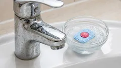 Tabletki do zmywarki w łazience? Ta sztuczka pomoże pozbyć się brudu bez konieczności szorowania szczotką.