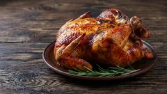 Co włożyć do kurczaka, aby mięso było soczyste i miękkie: trzy najlepsze marynaty do pieczenia w piekarniku