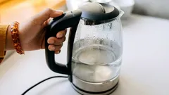 Dlaczego nie należy gotować wody dwukrotnie: ważny powód